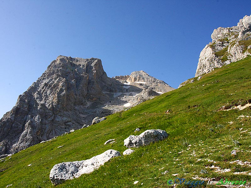 06-IMG_2885+.jpg - 06-IMG_2885+.jpg - A sinistra la vetta del "Corno Grande" (2.912 m.), la montagna più alta degli Appennini; all'estremità destra della foto si intravede l'estremità sud-orientale della  cima del "Corno Piccolo" (2.655 m.).